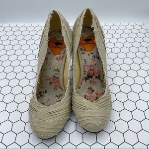 Rocket Dog Distressed Cream Heels Size 7.5